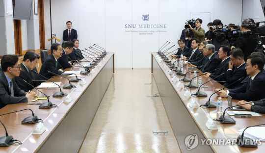 한덕수 국무총리가 26일 오후 서울 종로구 서울대 연건캠퍼스 내 의과대학 대회의실에서 열린 의료개혁 현안 논의 간담회에 참석해 발언하고 있다. 연합뉴스